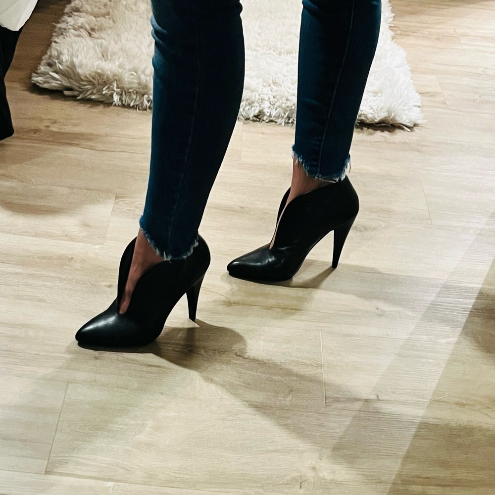 Fergie black leather pumps